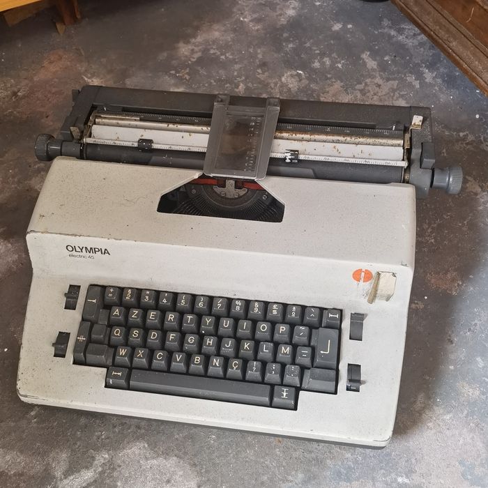 Máquina de escrever antiga Olimpia Elétric