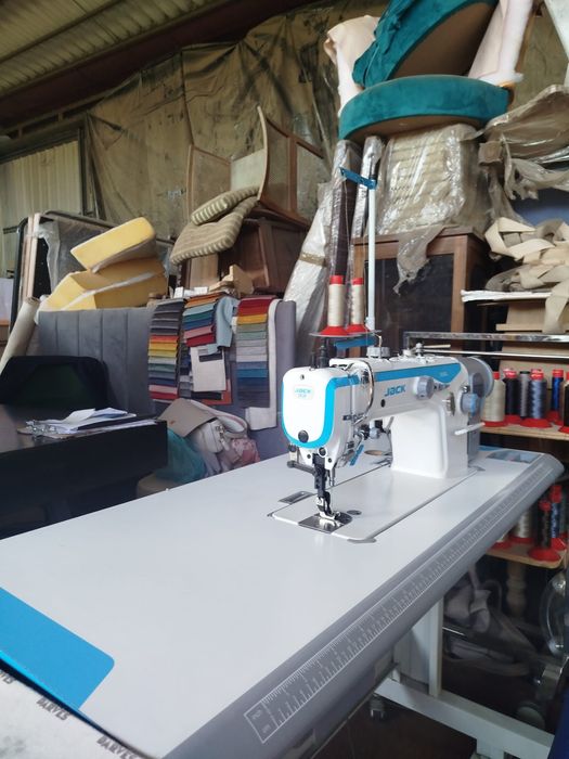 Vendo máquina de costura marca jack  2030 industrial para estofos ou trabalhos profissionais, máquina muito boa qualidade, vendida com muito pouco  us