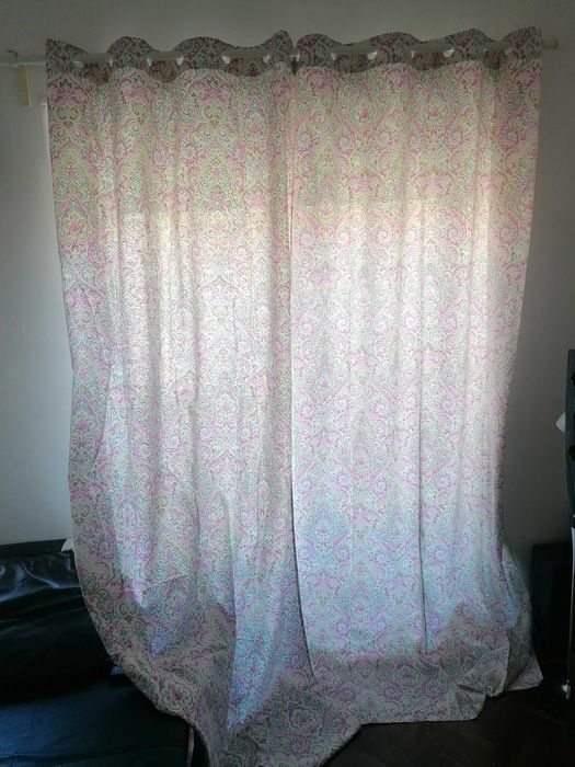 Cortinados com padrão rosa e azul