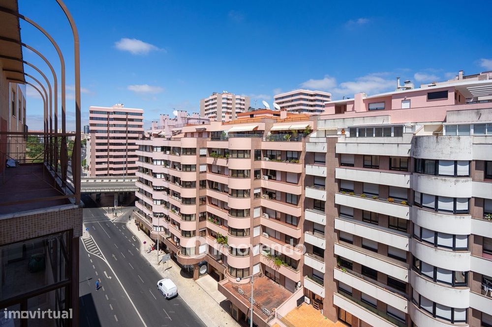 Apartamento T3, com arrecadação e boas áreas, na Estrada da Luz