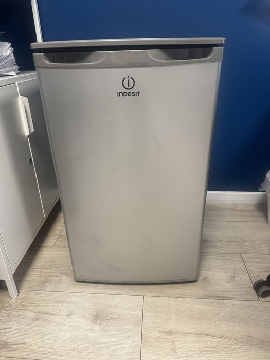 Lodowka z zamrazarnikiem indesit 85x50