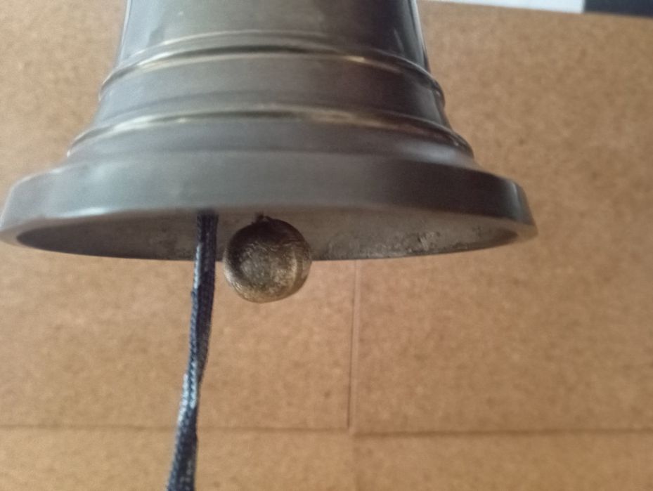 Sino em latão com suporte