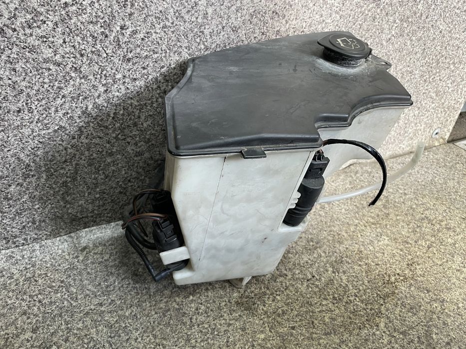 Zbiorniczek zbiornik spryskiwaczy pompki pompka Xenon BMW X3 E83 BDB KPL