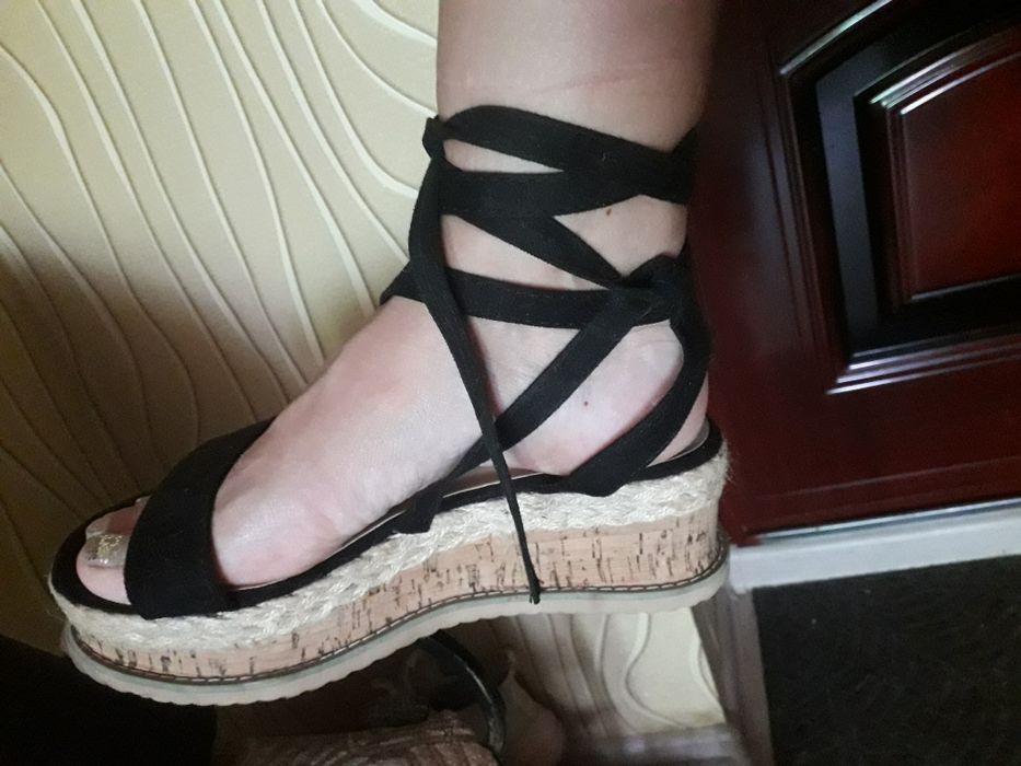 Босоніжки на шнурівці