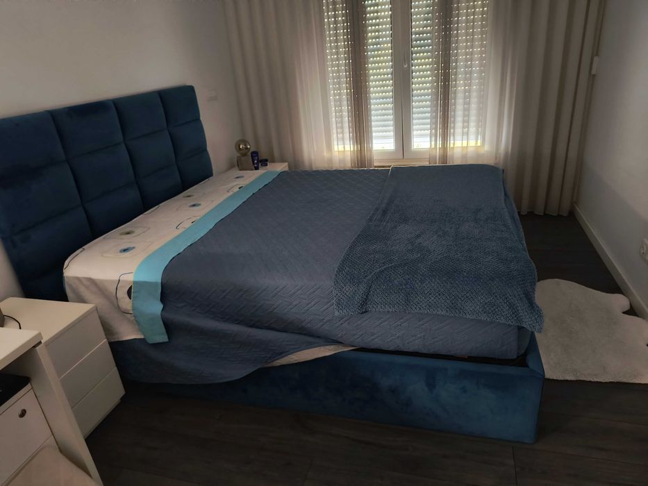 Cama de casal estofada com sommier elevatório e arrumação – 160x200