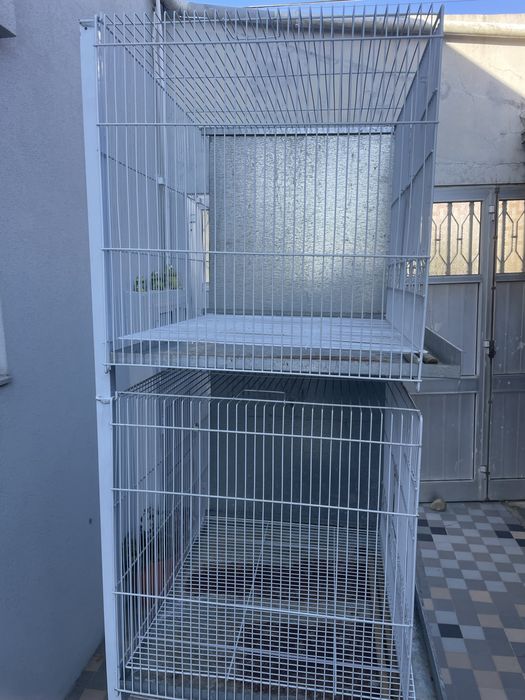 Gaiolas com estrutura de montagem