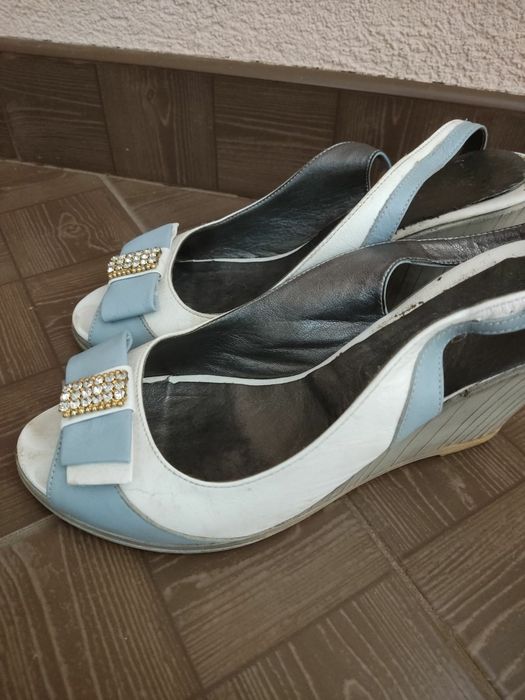 Продаються сандалі