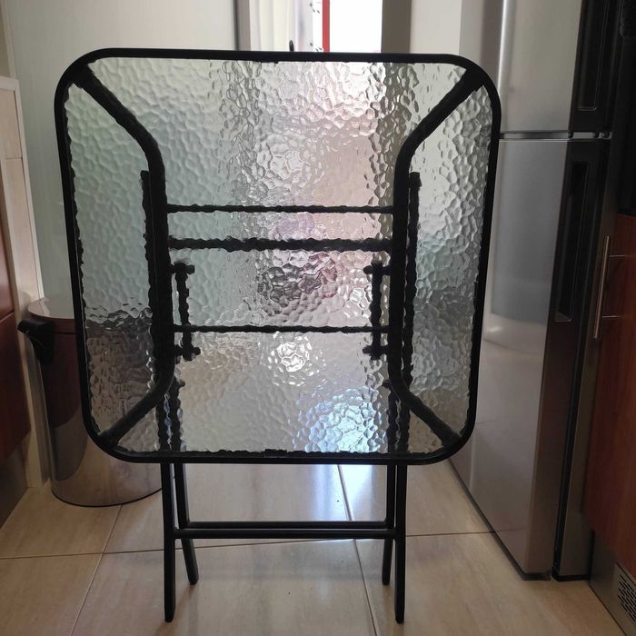 Mesa muito robusta, de fechar, com 2 cadeiras