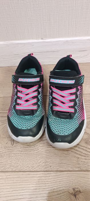 Продам кросівки для дівчинки фірма skechers.