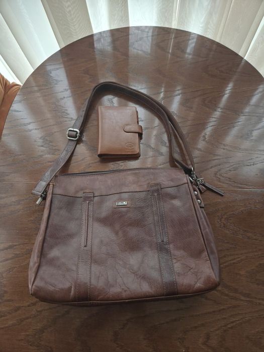 Шкіряна сумка для ноутбука.