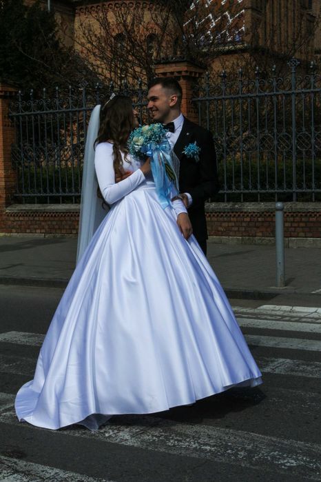 Шикарна весільна сукня