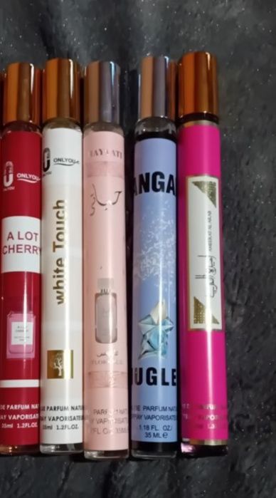 Zestaw perfumetek damskich.