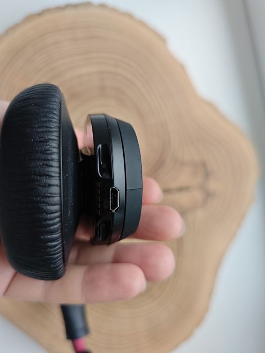 Бездротові Bluetooth навушники Poly Voyager Focus UC з шумопоглинанн