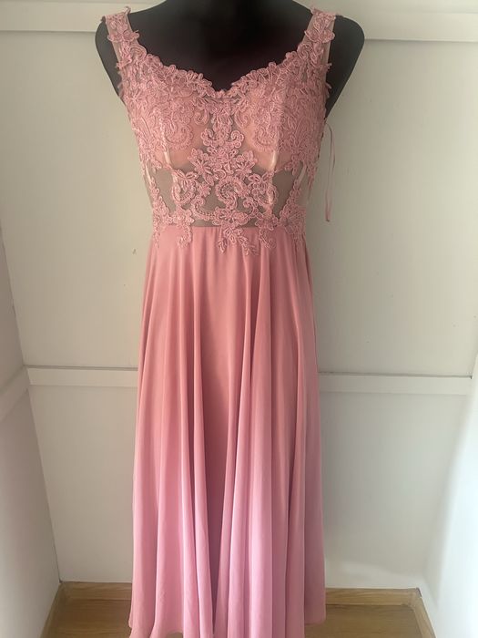 Elegancka sukienka balowa z koronkowym gorsetem