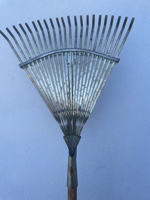 Ancinho de madeira e metal para jardim