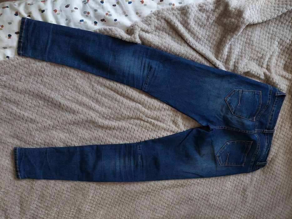 Ciemne jeansy rurki