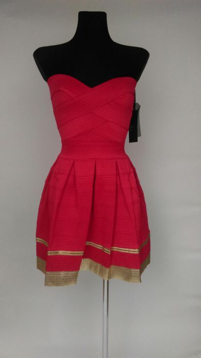 Piekna sukienka czerwona dopasowana