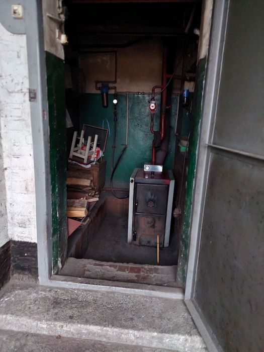 Продам складське приміщення з приватизованою  ділянкою