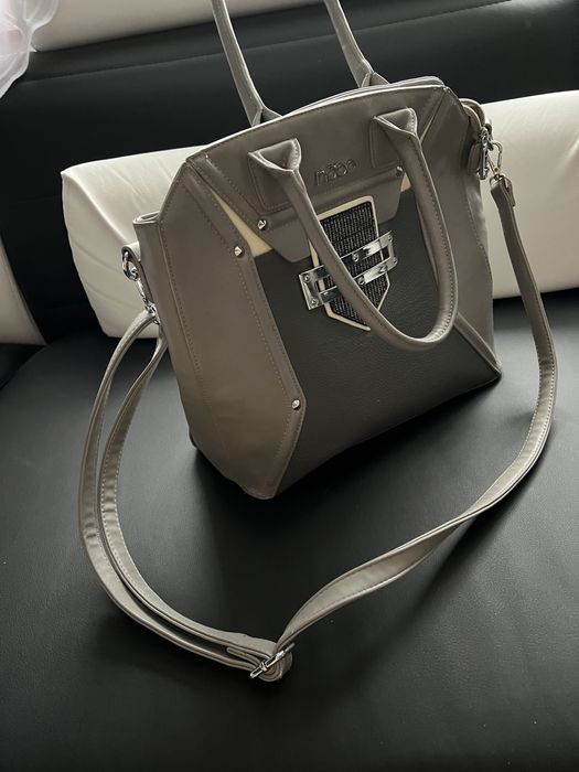 Szara elegancka torebka mieści a4