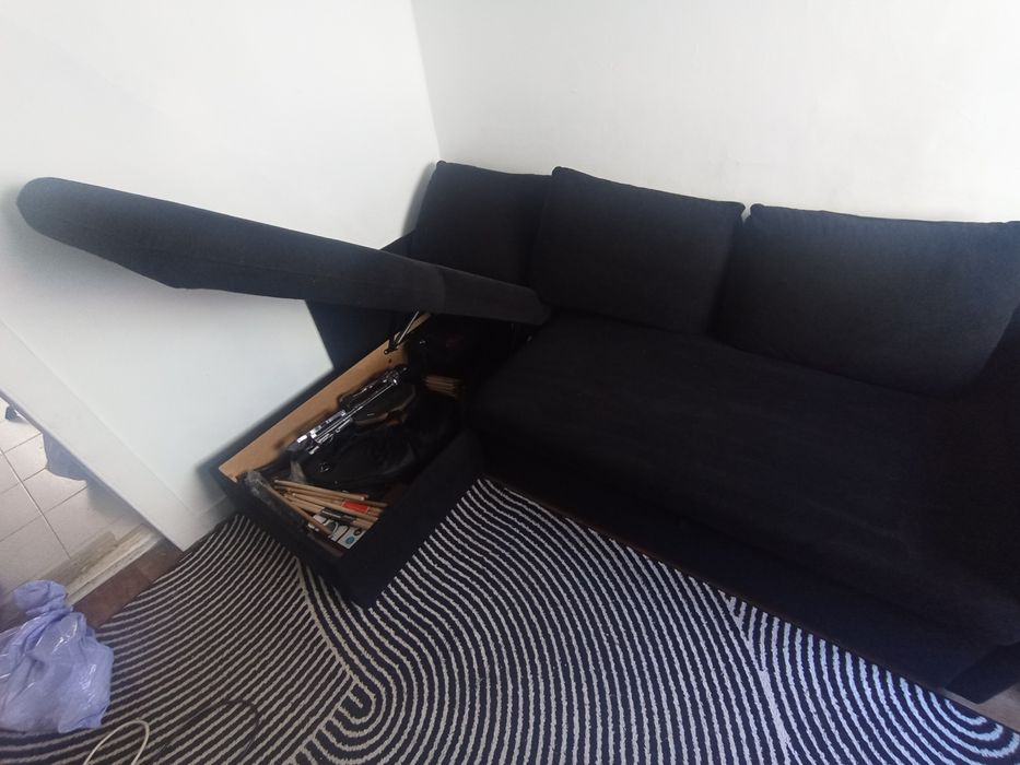 Sofá chaise longue com cama.