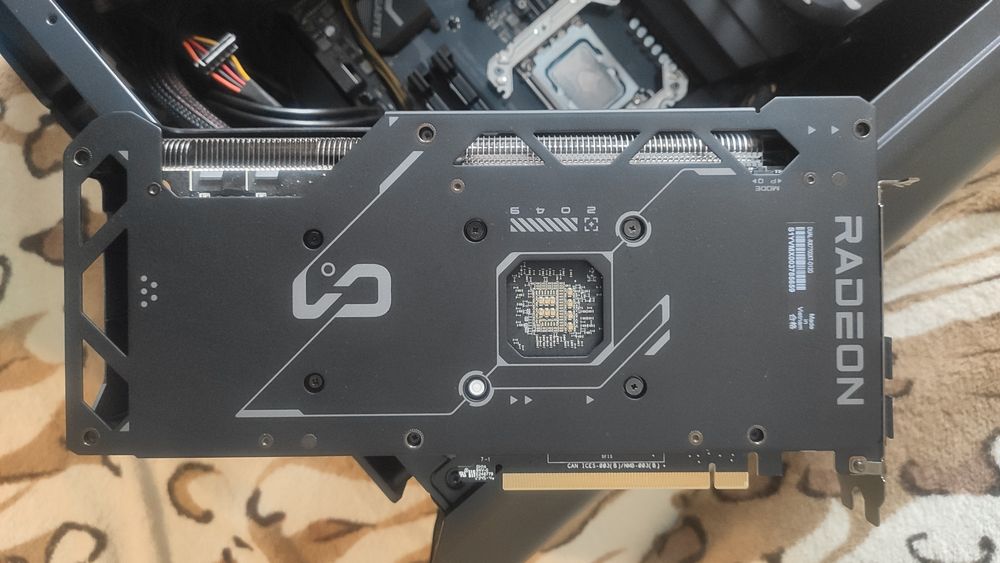 Asus Radeon RX 7700 XT Dual OC.