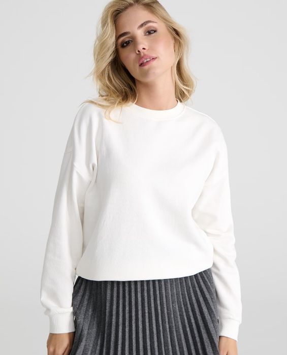 білий світшот на весну