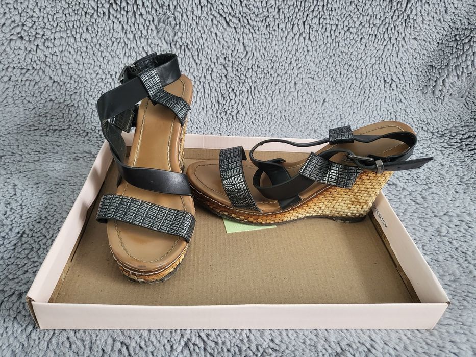 Sandały na koturnie