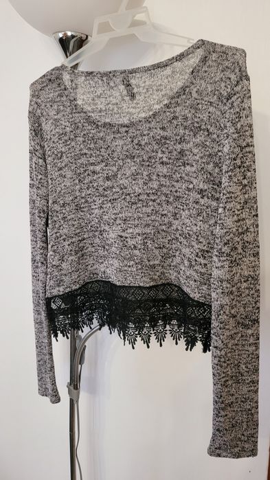 Lekki krótki sweterek marki H&M
Lekki krótki