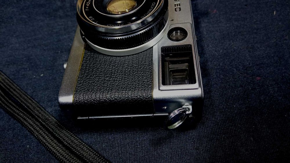 Olympus-35 EC E.Zuiko 42mm 2.8