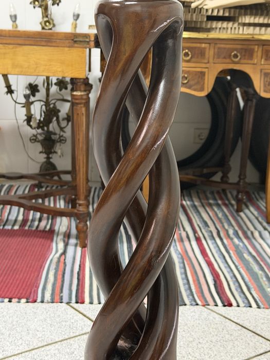 Coluna decorativa alta em madeira maciça – pedestal clássico