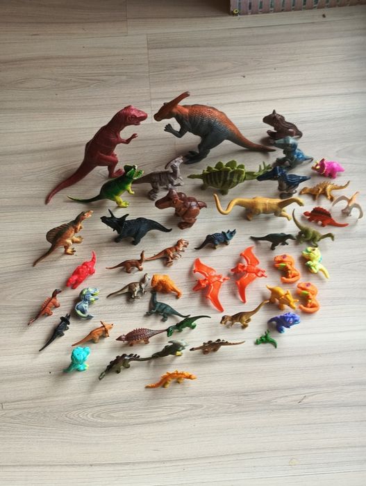 Figurki dinozaurów