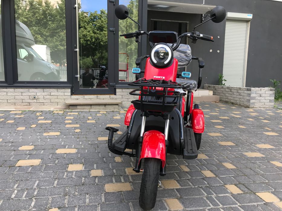 Електроскутер трьохколісний