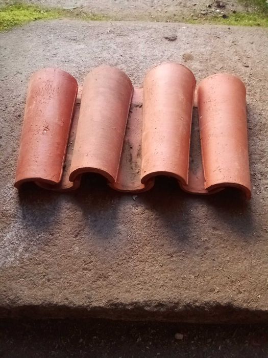 Telha pequena de canudo.