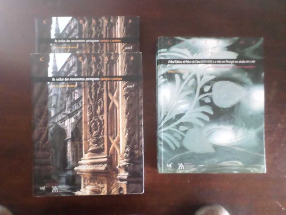 Livros de Raul Lino e outros sobre monumentos nacionais