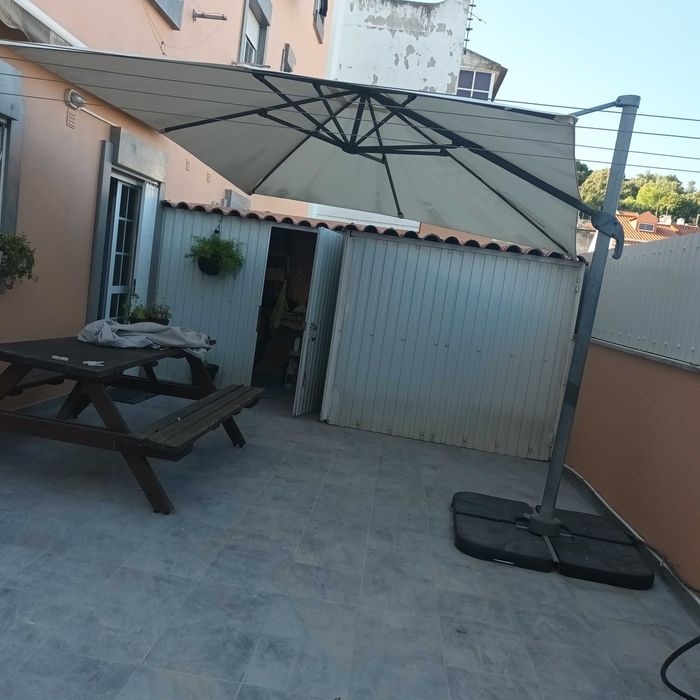 Guarda Sol suspenso com 290 x 290 cm com pesos de suporte para os pés e capa de proteção para inverno