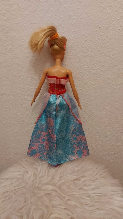 Sukienka księżniczki, pasuje dla Barbie.