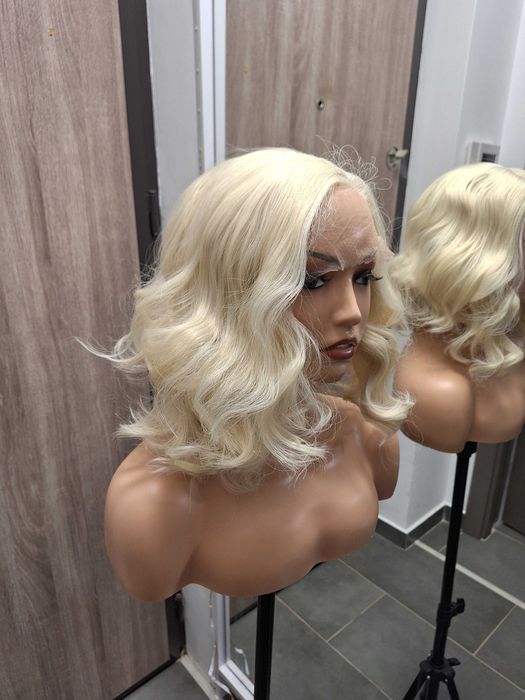 Krótka kręcona peruka blond z koronkową siateczką Lace Front Wig