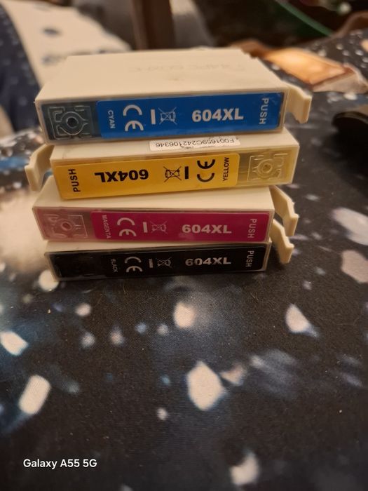 4 tinteiros  das cores preta azul rosa  e amarelo