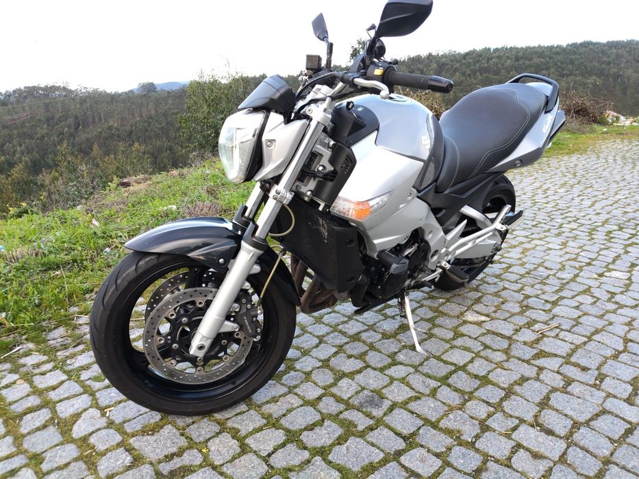 Suzuki GSR 600 *