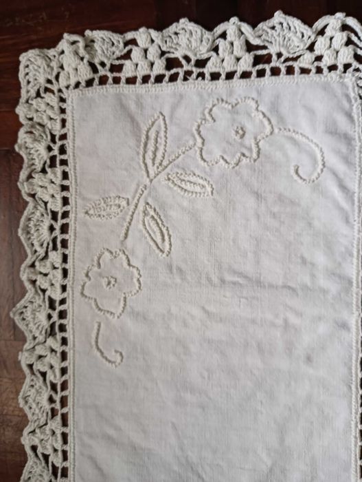 Conj.  2 Naperons combinação linho e crochet 40x24 e 35x23