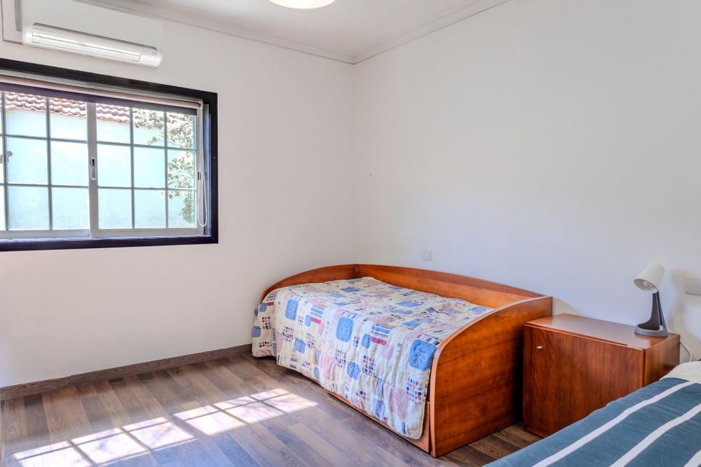 Vendo mobilia quarto solteiro em madeira de cerejeira (estado como novo). Cama+mesa de cabeceira+ estante. Cama com 2 gavetoes+ estrado+ colchao