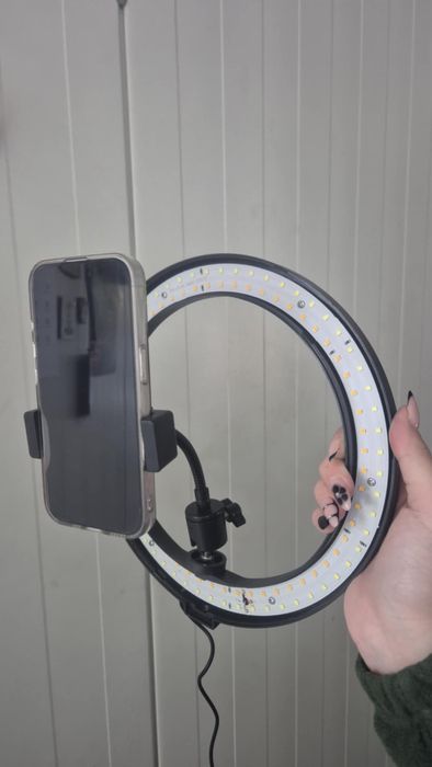 lampa pierscieniowa z uchwyrem na telefon