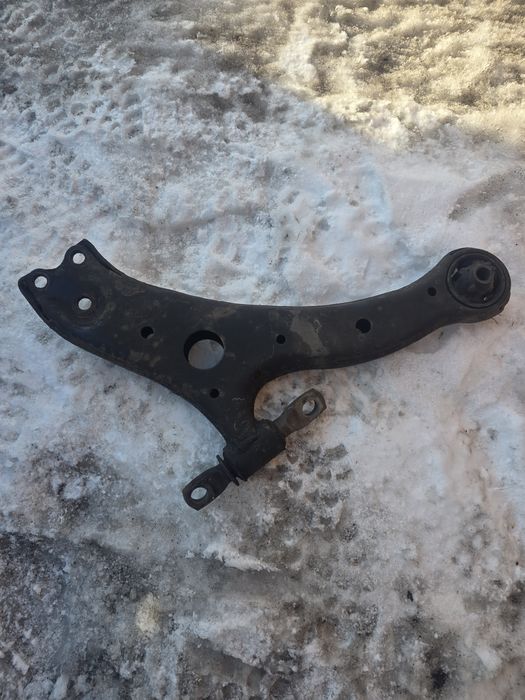 Лівий передній ричаг тойота камри 50 європа