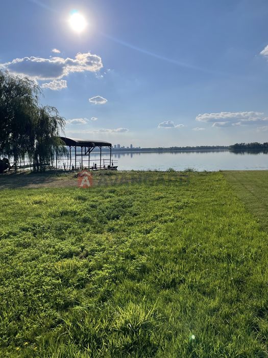 Дім біля річки для тих, хто знає ціну справжньому затишку.