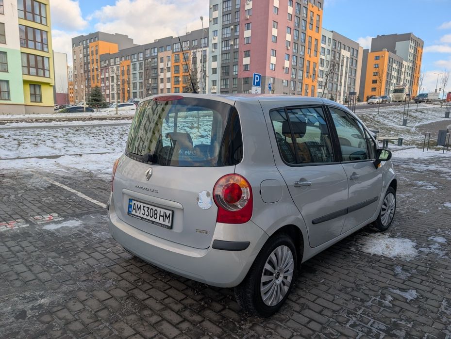 Маленька зручна машинка в рідній фарбі!