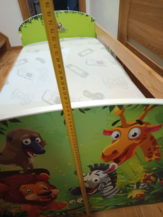 Łóżko dziecięce z materacem w zwierzątka.