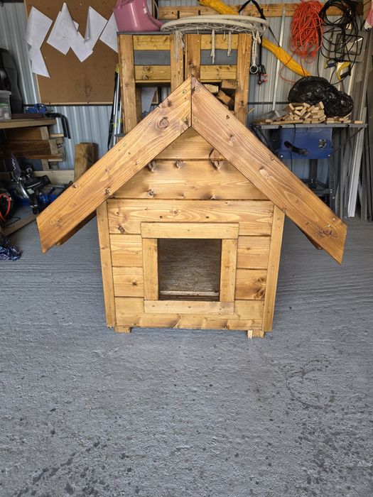 Buda ocieplana dla psa psów