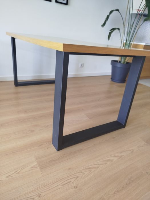 Stół drewniany z metalowymi nogami