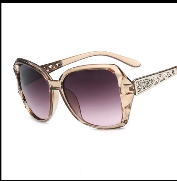 Очки женские солнцезащитные.