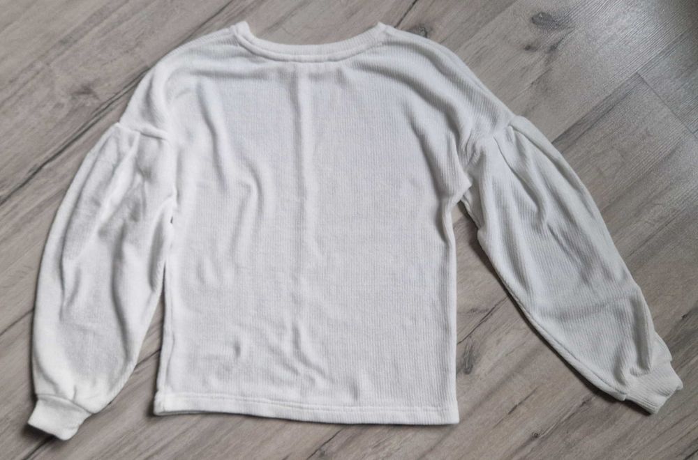 Biały mięciutki sweterek z bufiastymi rękawami XS/S